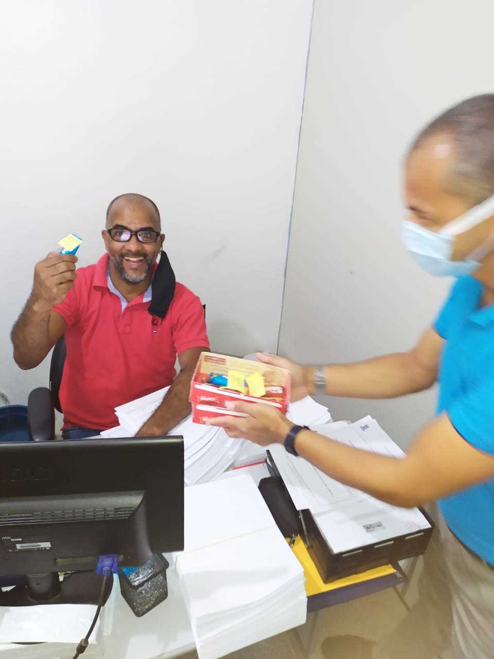 Camacã: Prefeito Paulo do Gás recebe funcionários com bombons

